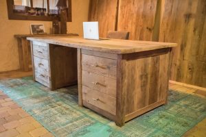 Oud eiken bureau met kleed